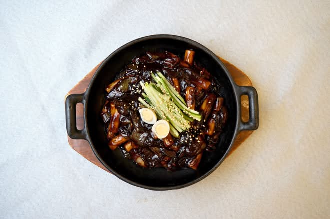 Hot Plate Jajang Tteokbokki (철판 짜장떡볶이)(铁板炸酱年糕)